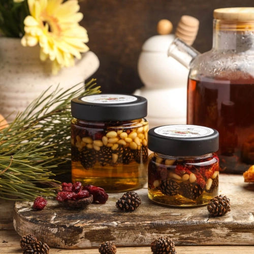 Мед цветочный с сосновыми шишками и клюквой Вековая пасека (Кедровый орех)